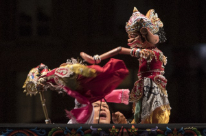 Wayang golek, atelier dirigé par Asep Sunandar, avec la 3e promotion de l'Ecole Nationale Supérieure des Arts de la Marionnette © Institut International de la Marionnette, photo : Brigitte Pougeoise