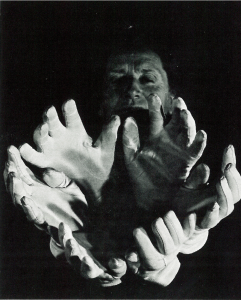 Les Mains seules, par la compagnie Yves Joly, photo de spectacle -- copyright Institut International de la Marionnette